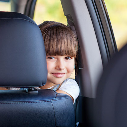 Cuál es la plaza más segura del coche para que viajen los más pequeños?