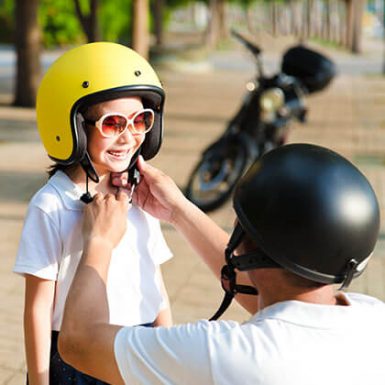 ¿Cómo viajar con niños en moto?