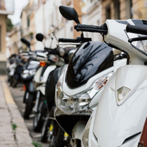 ¿Se puede aparcar la moto en la acera?