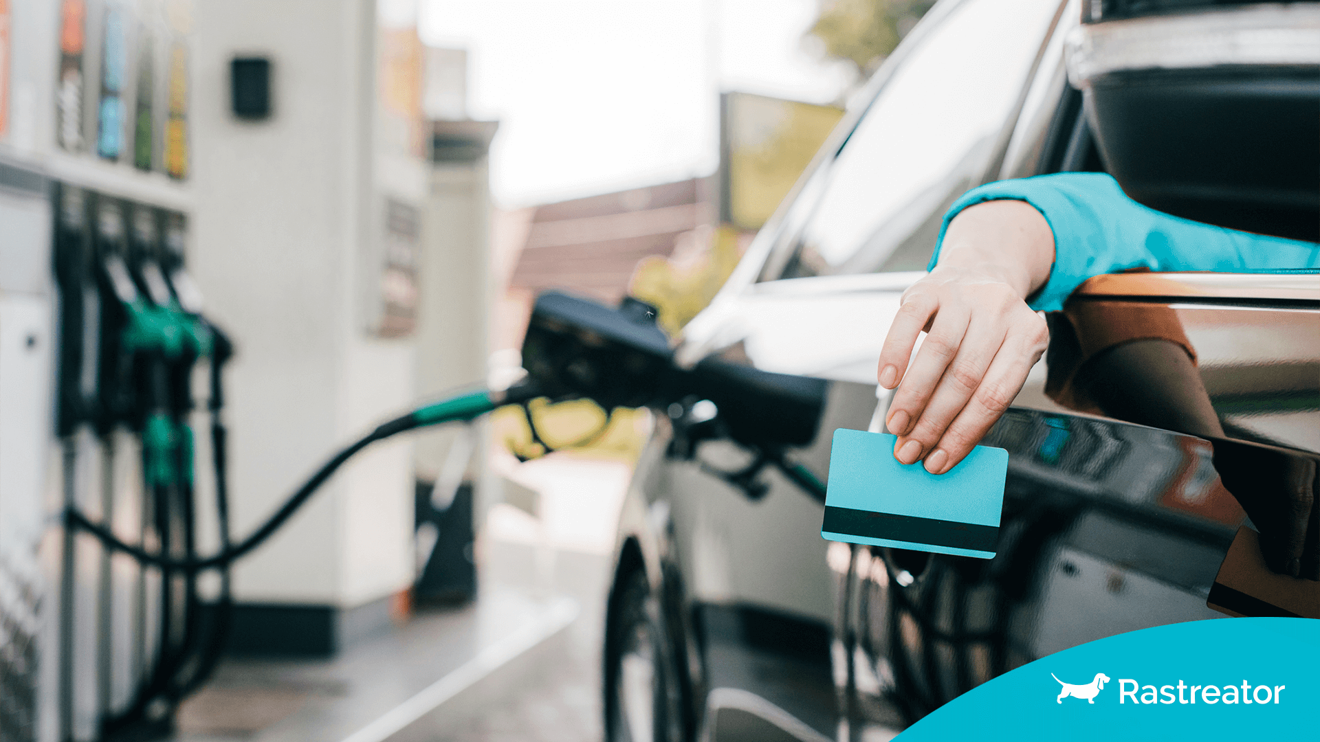 Para ahorrar gasolina, este es el truco infalible que usan muchos conductores ¿Lo conocías? 3 Motor16 repostando CON TARJETA DE CLIENTE