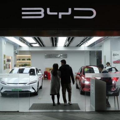 EE. UU. elevará los aranceles a los coches chinos hasta el 100%