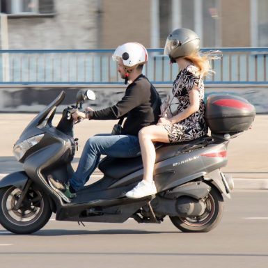 ¿Cómo asegurar al pasajero en el seguro de moto?