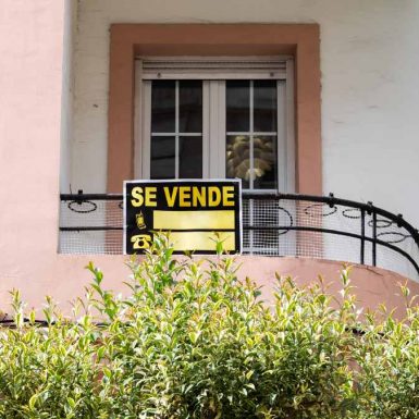 La compra de viviendas retoma las caídas en marzo y se hunde el 19,3%