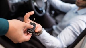 ¿Cómo cambio la titularidad de un coche?