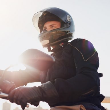 Casco integral y guantes de moto, obligatorios para 2024