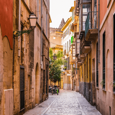 Alicante, Madrid y Málaga, las ciudades de España más baratas para ir de vacaciones