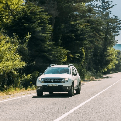 Mazda RX-8 y Dacia Spring: el coche más caro y más barato de asegurar en España