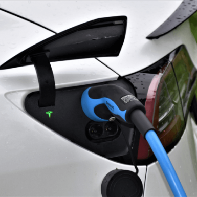 La búsqueda de seguros de coches eléctricos aumenta un 8% y disminuye un 15% en los tradicionales