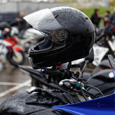 4 claves para conducir tu moto con lluvia