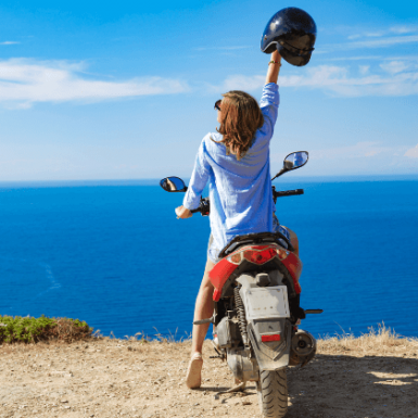 Cómo conducir seguro en moto en verano