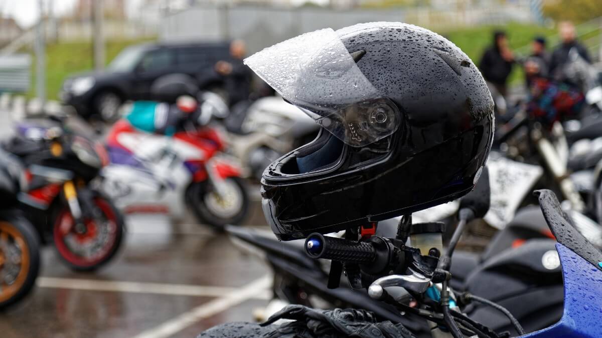 4 claves para conducir tu moto con lluvia