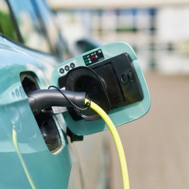 El seguro a todo riesgo es un 17% más caro para los coches eléctricos y un 15% para los híbridos