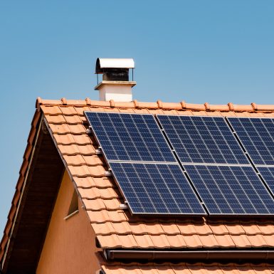 BBVA Allianz lanza un nuevo seguro de hogar que protege las placas solares y los cargadores de coches eléctricos