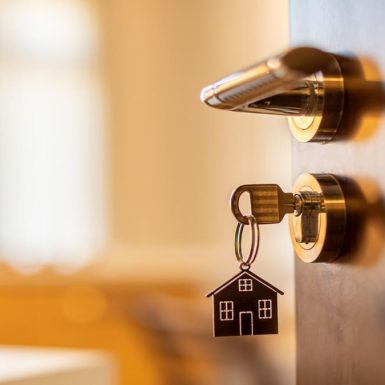 Dos propietarios y uno solo paga la hipoteca ¿cómo funciona y qué implica?