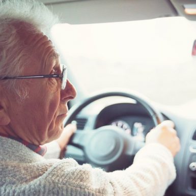 Las nuevas medidas de la DGT para los conductores mayores de 65 años