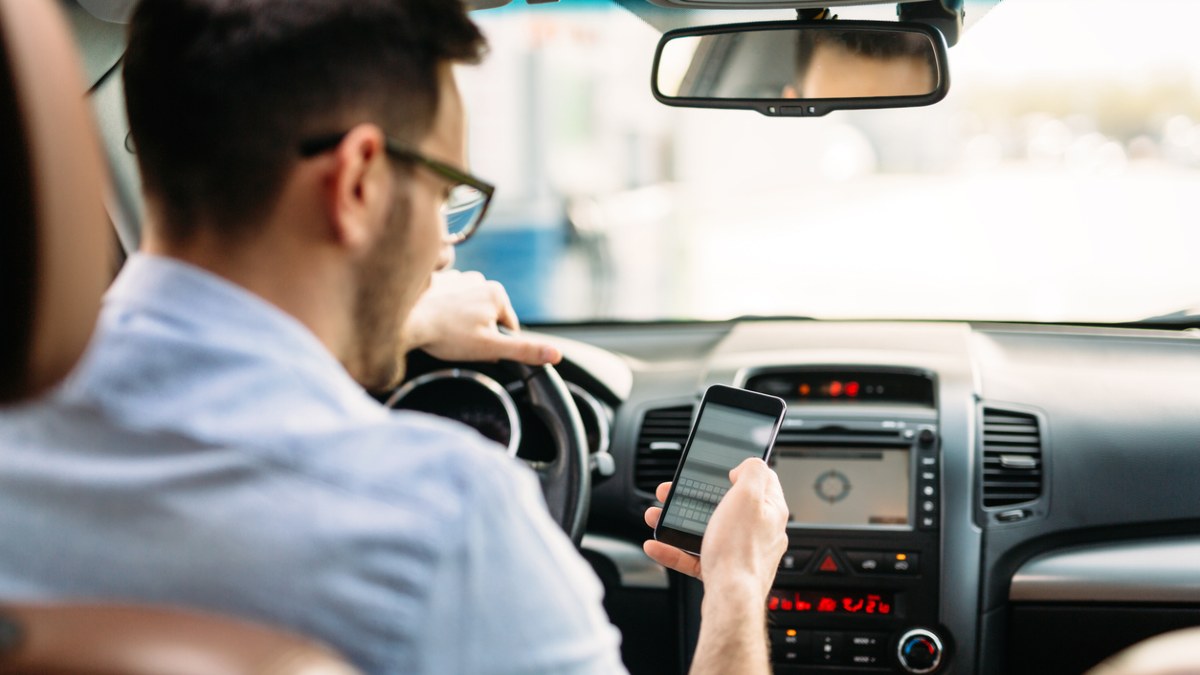 Las 3 multas que te puede poner la DGT por usar el móvil en el coche