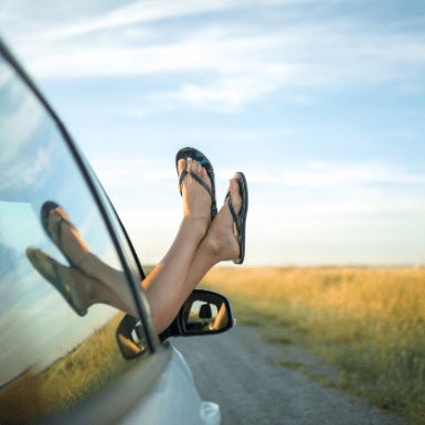 Conducir con chanclas o sin camiseta, las multas más comunes del verano