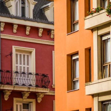 Los avales ICO solo financiarán la entrada para viviendas de hasta 325.000 euros
