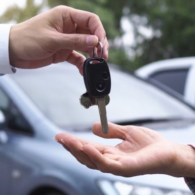 Cómo regalar un coche en España: requisitos, impuestos y cómo hacer el cambio de titular