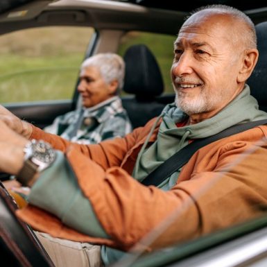 Seguros de coche para personas mayores de 70 años: precios y coberturas