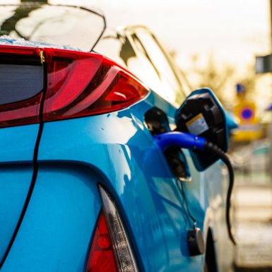 ¿Por qué los coches híbridos triunfan en ventas, pero los eléctricos están estancados?